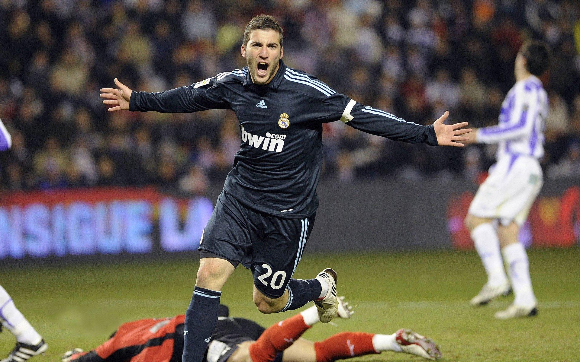 封神！72岁佩莱格里尼续约贝蒂斯至2027，拒沙特2亿天价合同，谱写绿白传奇